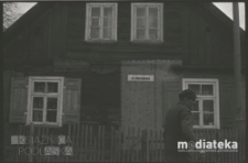 Drewniany dom przy ulicy Proletariackiej, Białystok, druga połowa lat 70. XX w., fot. ze zbiorów Andrzeja Trzcińskiego