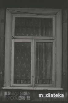 Okno drewnianego domu przy ul. Proletariackiej, Białystok, druga połowa lat 70. XX w., fot. ze zbiorów Andrzeja Trzcińskiego