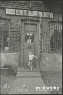 Sklep monopolowy, Białystok, druga połowa lat 70. XX w., fot. ze zbiorów Andrzeja Trzcińskiego