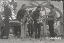 Zespół muzyczny w trakcie koncertu plenerowego, Białystok, ok. 1978 r., fot. ze zbiorów Andrzej Trzcińskiego