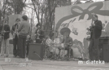 Zespół muzyczny w trakcie koncertu plenerowego, Białystok, ok. 1978 r., fot. ze zbiorów Andrzej Trzcińskiego