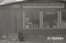 Kobieta przed sklepem z artykułami instalacyjno-sanitarnymi, Rynek Sienny, Białystok, ok. 1978 r., fot. ze zbiorów Andrzej Trzcińskiego
