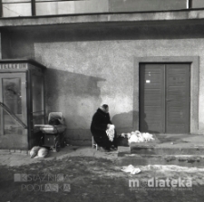 Kobieta sprzedająca bieliznę przed Halą Mięsną, ul. Generała Józefa Bema, Białystok, druga połowa lat 70. XX w., fot. ze zbiorów Andrzeja Trzcińskiego