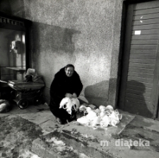 Kobieta sprzedająca bieliznę przed Halą Mięsną, ul. Generała Józefa Bema, Białystok, druga połowa lat 70. XX w., fot. ze zbiorów Andrzeja Trzcińskiego