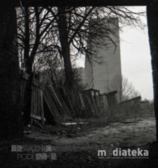 Brukowana ulica, okolice ul. Młynowej, Białystok, druga połowa lat 70. XX w., fot. ze zbiorów Andrzeja Trzcińskiego