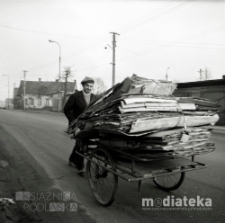 Człowiek idący ulicą z makulaturą na w&oacute;zku, okolice ul. Młynowej, Białystok, druga połowa lat 70. XX w., fot. ze zbior&oacute;w Andrzeja Trzcińskiego