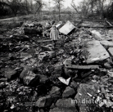 Portret dziewczynki na tle zgliszczy, okolice ul. Młynowej, Białystok, druga połowa lat 70. XX w., fot. ze zbiorów Andrzeja Trzcińskiego