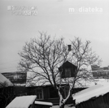 Dom drewniany na tle dworca kolejoweg, ul. Bohaterów Monte Cassino , Białystok, druga połowa lat 70. XX w., fot. ze zbiorów Andrzeja Trzcińskiego