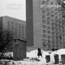 Kobieta na tle wieżowców, okolice ul. Młynowej, Białystok, druga połowa lat 70. XX w., fot. ze zbiorów Andrzeja Trzcińskiego