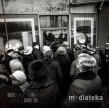 Kolejka do sklepu "22 lipca", gdzie sprzedawano czekoladę Wedel, ul. Edwarda Próchniaka (obecnie ul. Władysława Liniarskiego 5), Białystok, druga połowa lat 70. XX w., fot. ze zbiorów Andrzeja Trzcińskiego