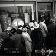 Kolejka do sklepu "22 lipca", gdzie sprzedawano czekoladę Wedel, ul. Edwarda Próchniaka (obecnie ul. Władysława Liniarskiego 5), Białystok, druga połowa lat 70. XX w., fot. ze zbiorów Andrzeja Trzcińskiego