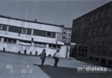 Młodzież na tle budynku Szkoły Podstawowej nr 6, ul. Wesoła 11A, Białystok, maj 1978 r., fot. ze zbiorów Andrzeja Trzcińskiego