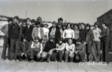 Grupa młodzieży na tle budynku Szkoły Podstawowej nr 6, ul. Wesoła 11A, Białystok, maj 1978 r., fot. ze zbiorów Andrzeja Trzcińskiego