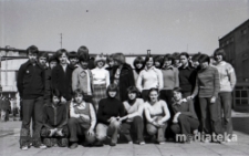 Grupa młodzieży na tle budynku Szkoły Podstawowej nr 6, ul. Wesoła 11A, Białystok, maj 1978 r., fot. ze zbiorów Andrzeja Trzcińskiego