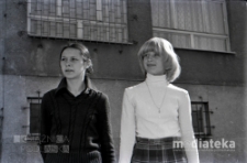 Młodzież na tle budynku Szkoły Podstawowej nr 6, ul. Wesoła 11A, Białystok, maj 1978 r., fot. ze zbior&oacute;w Andrzeja Trzcińskiego