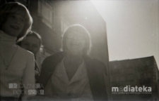 Młodzież na tle budynku Szkoły Podstawowej nr 6, ul. Wesoła 11A, Białystok, maj 1978 r., fot. ze zbiorów Andrzeja Trzcińskiego