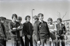 Młodzież przed Szkołą Podstawową nr 6, ul. Wesoła 11A, Białystok, maj 1978 r., fot. ze zbiorów Andrzeja Trzcińskiego