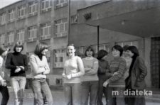 Młodzież przed wejściem do Szkoły Podstawowej nr 6, ul. Wesoła 11A, Białystok, maj 1978 r., fot. ze zbiorów Andrzeja Trzcińskiego