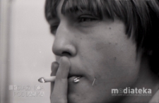 Portret mężczyzny z papierosem, Białystok, druga połowa lat 70. XX w., fot. ze zbiorów Andrzeja Trzcińskiego