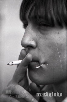 Portret mężczyzny z papierosem, Białystok, druga połowa lat 70. XX w., fot. ze zbiorów Andrzeja Trzcińskiego