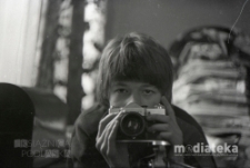 Portret mężczyzny trzymającego aparat fotograficzny, odbicie lustrzane, Białystok, druga połowa lat 70. XX w., fot. ze zbiorów Andrzeja Trzcińskiego