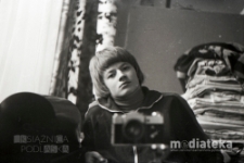 Portret mężczyzny z aparatem fotograficznym, odbicie lustrzane, Białystok, druga połowa lat 70. XX w., fot. ze zbiorów Andrzeja Trzcińskiego