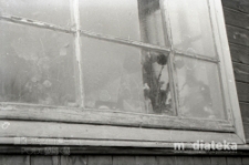 Okno domu drewnianego w przybliżeniu, Białystok, druga połowa lat 70. XX w., fot. ze zbiorów Andrzeja Trzcińskiego