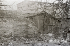 Ogród z drewnianą zabudową gospodarczą, Białystok, druga połowa lat 70. XX w., fot. ze zbiorów Andrzeja Trzcińskiego