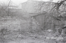 Ogród z drewnianą zabudową gospodarczą, Białystok, druga połowa lat 70. XX w., fot. ze zbiorów Andrzeja Trzcińskiego