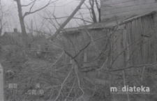 Ogr&oacute;d z drewnianą zabudową gospodarczą, Białystok, druga połowa lat 70. XX w., fot. ze zbior&oacute;w Andrzeja Trzcińskiego