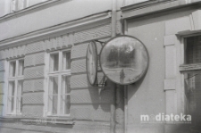 Lustra sferyczne na fasadzie budynku murowanego, Białystok, druga połowa lat 70. XX w., fot. ze zbiorów Andrzeja Trzcińskiego
