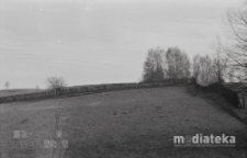 Krajobraz, wzgórze z drewnianym płotem, druga połowa lat 70. XX w., fot. ze zbiorów Andrzeja Trzcińskiego