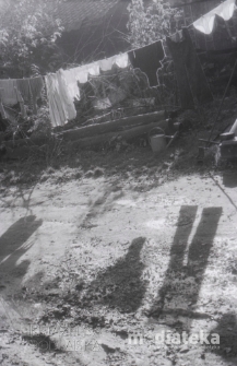 Bielizna rozwieszona przed domem, Białystok, druga połowa lat 70. XX w., fot. ze zbiorów Andrzeja Trzcińskiego