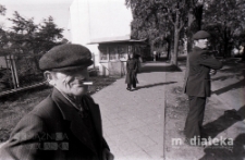 Przechodnie na ulicy, Białystok, druga połowa lat 70. XX w., fot. ze zbiorów Andrzeja Trzcińskiego