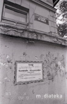 Klepsydra na budynku Zespółu Opieki Zdrowotnej, ul. Tadeusza Kościuszki 36, Szczecinek, druga połowa lat 70. XX w., fot. ze zbiorów Andrzeja Trzcińskiego