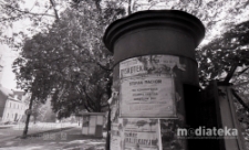 Słup ogłoszeniowy, druga połowa lat 70. XX w., fot. ze zbiorów Andrzeja Trzcińskiego