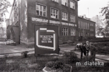 Dzieci na tle budynku szkolnego, druga połowa lat 70. XX w., fot. ze zbiorów Andrzeja Trzcińskiego