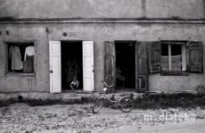 Witryna sklepu konfekcji damskiej i dziecięcej, ul. Suraska (obecnie Józefa Marjańskiego 42), Białystok, druga połowa lat 70. XX w., fot. ze zbiorów Andrzeja Trzcińskiego