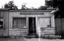 Witryna salonu sukien ślubnych, ul. Młynowa, Białystok, druga połowa lat 70. XX w., fot. ze zbiorów Andrzeja Trzcińskiego