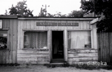 Witryna salonu sukien ślubnych, ul. Młynowa, Białystok, druga połowa lat 70. XX w., fot. ze zbiorów Andrzeja Trzcińskiego