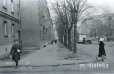 Przechodnie, ul. Icchoka Malmeda, Białystok, druga połowa lat 70. XX w., fot. ze zbiorów Andrzeja Trzcińskiego