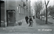 Przechodnie, ul. Icchoka Malmeda, Białystok, druga połowa lat 70. XX w., fot. ze zbiorów Andrzeja Trzcińskiego