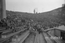Publiczność na widowni amfiteatru, Wzgórze Kadzielnia, Kielce, 1980 r., fot. ze zbiorów Andrzej Trzcińskiego