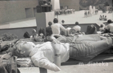 Portret kobiety odpoczywającej na ławkce widowni amfiteatru, Wzgórze Kadzielnia, Kielce, 1980 r., fot. ze zbiorów Andrzej Trzcińskiego