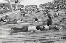 Publiczność na widowni amfiteatru, Wzgórze Kadzielnia, Kielce, 1980 r., fot. ze zbiorów Andrzej Trzcińskiego