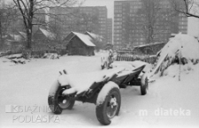 Osiedle domów drewnianych na tle wieżowców zimową porą, Białystok, druga połowa lat 70. XX w., fot. ze zbiorów Andrzej Trzcińskiego