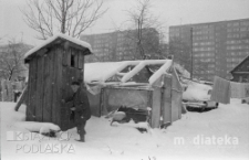 Mężczyzna na tle wychodka, Białystok, druga połowa lat 70. XX w., fot. ze zbiorów Andrzej Trzcińskiego