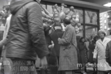 Pochód z okazji świięta 1 Maja, mężczyzna z flagą Polski, Aleja 1 Maja (obecnie Józefa Piłsudskiego), Białystok, druga połowa lat 70. XX w., fot. ze zbiorów Andrzej Trzcińskiego