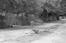 Dziecko idące drogą, Białystok, druga połowa lat 70. XX w., fot. ze zbiorów Andrzej Trzcińskiego