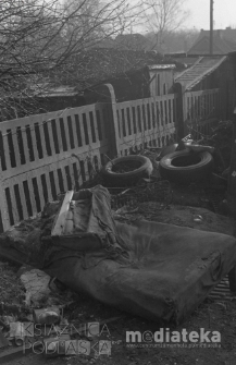 Porzucone opony, materac i inne śmieci, Białystok, druga połowa lat 70. XX w., fot. ze zbiorów Andrzej Trzcińskiego